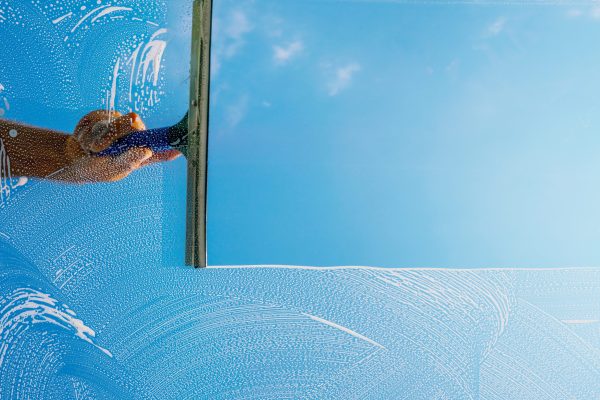 Window cleaner cleans window with foam and puller